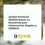 Botellas de aceite de oliva premium mediterráneo en una mesa de madera con olivas, ideal para alta cocina y regalos.