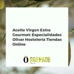Botella de AOVE gourmet premium en mesa de madera, con fondo de cocina moderna y olivos. Calidad B2B.
